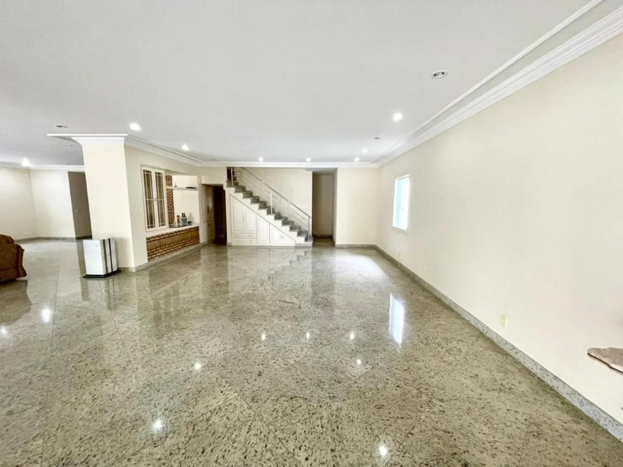 House with 5 bedrooms and a glassed-in balcony — photo 6