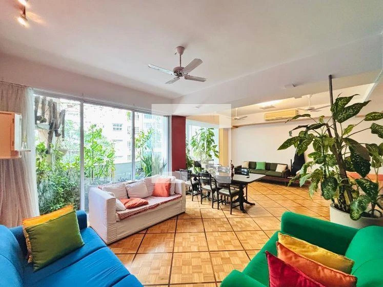 230 m² apartment with a home office and a washing machine