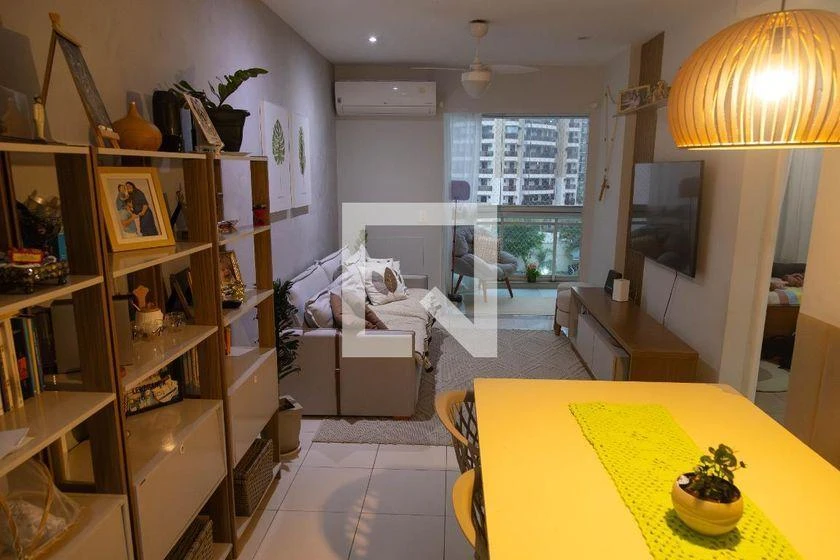 3-bedroom apartment with a bathtub