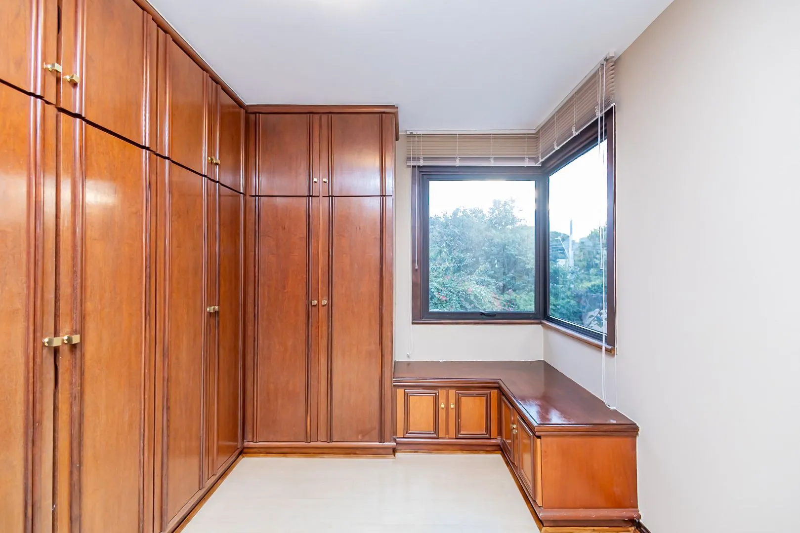 Rental house with 4 bedrooms and 5 bathrooms across 550 m² — photo 44