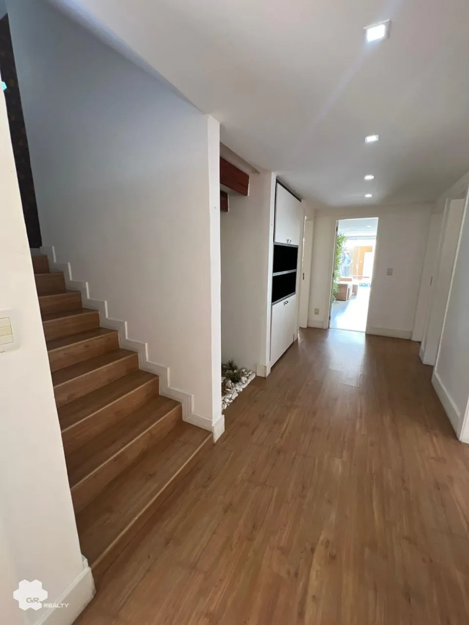Condominium house with 5 bedrooms and open-plan kitchen — photo 18