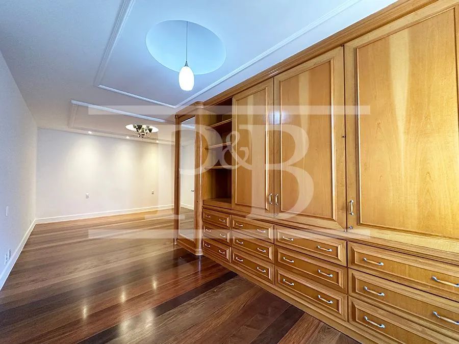 300 m² apartment with 4 bedrooms and 4 parking spots — photo 3