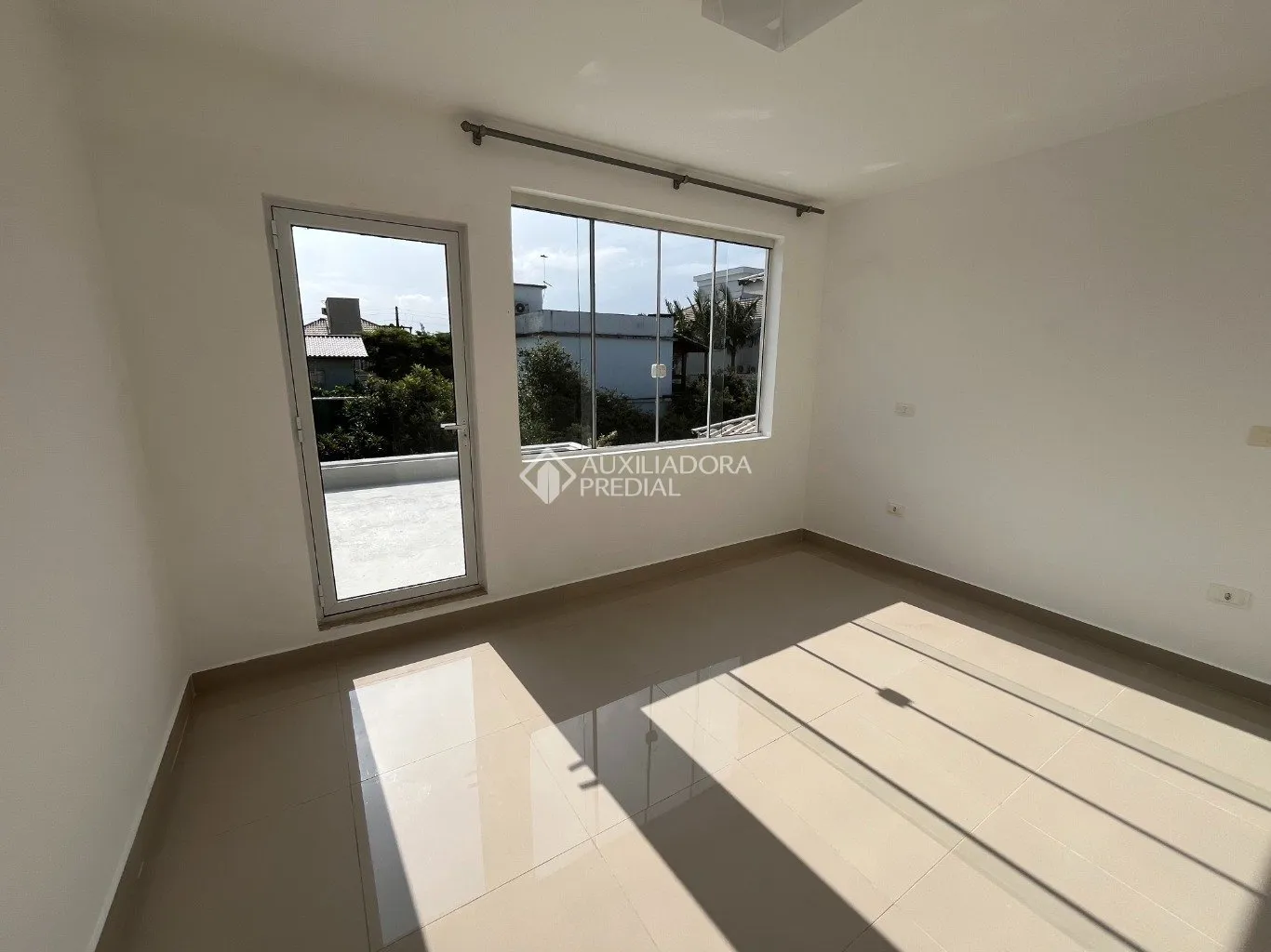 Floor-to-ceiling windows in a 3-bedroom house, 220 m² — photo 5