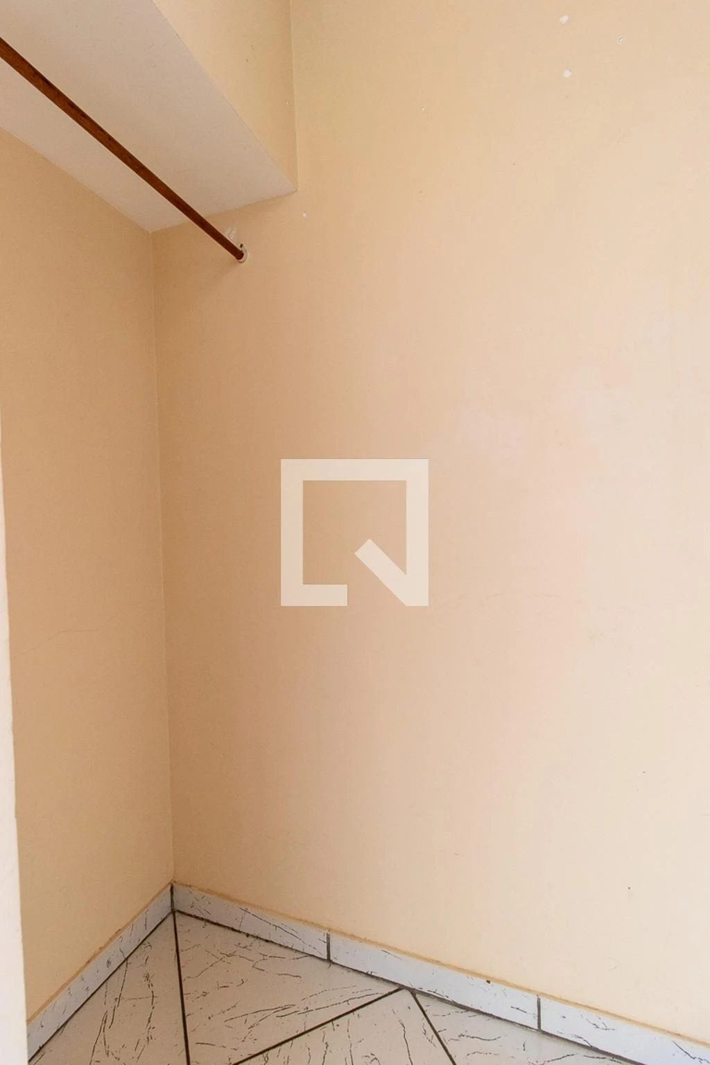 Apartamento de 3 quartos com piso de madeira ou laminado — photo 17