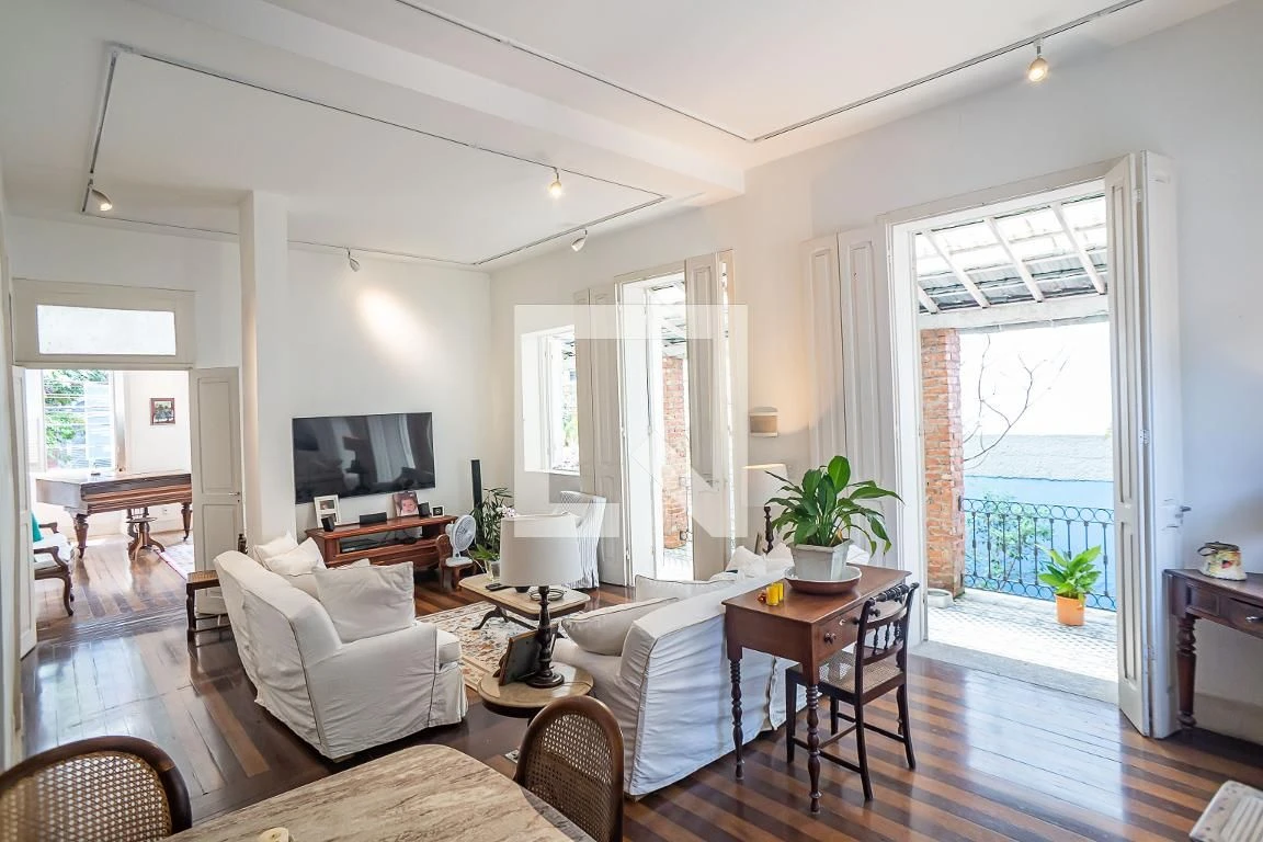Furnished house, 300 m², with floor-to-ceiling windows — photo 28