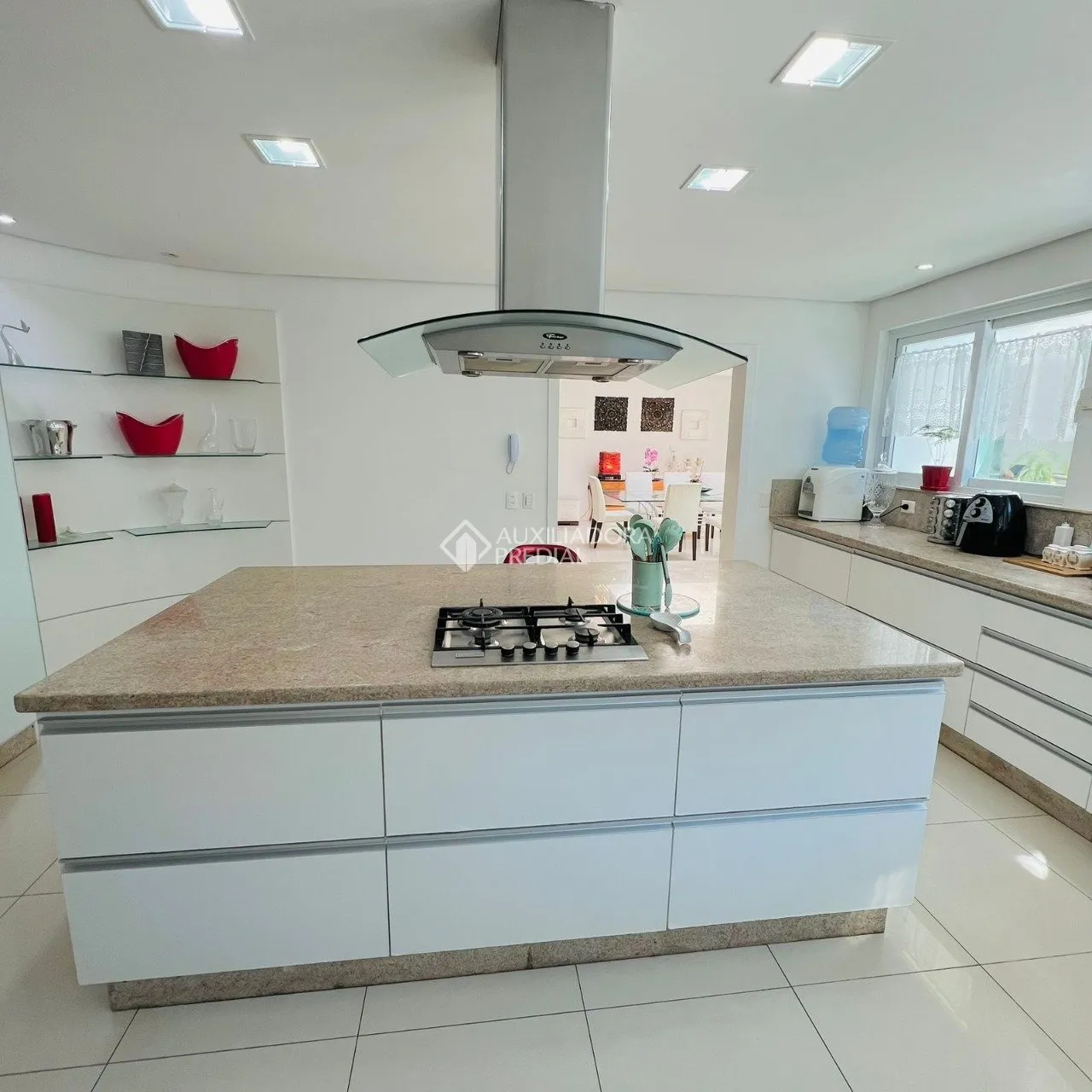 House with 6 bedrooms and an open kitchen with gas stove — photo 23