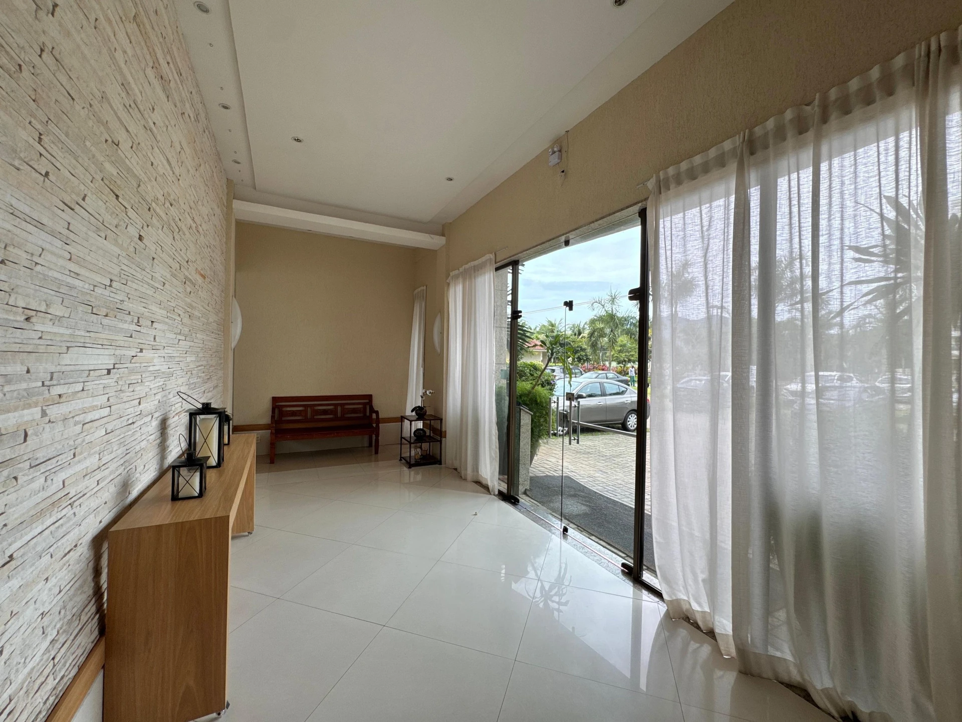 Glass-enclosed balcony in a 3-bedroom apartment, 96 m² — photo 45