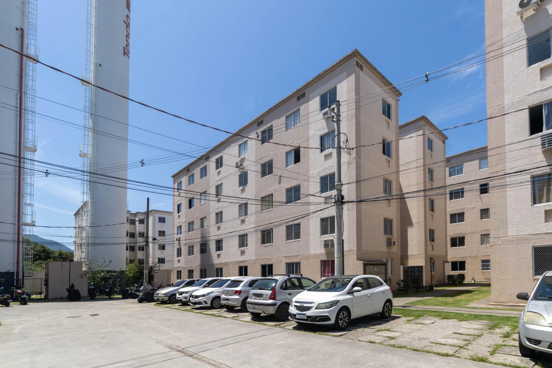 Glass-enclosed balcony in a 2-bedroom apartment, 44 m² — photo 33