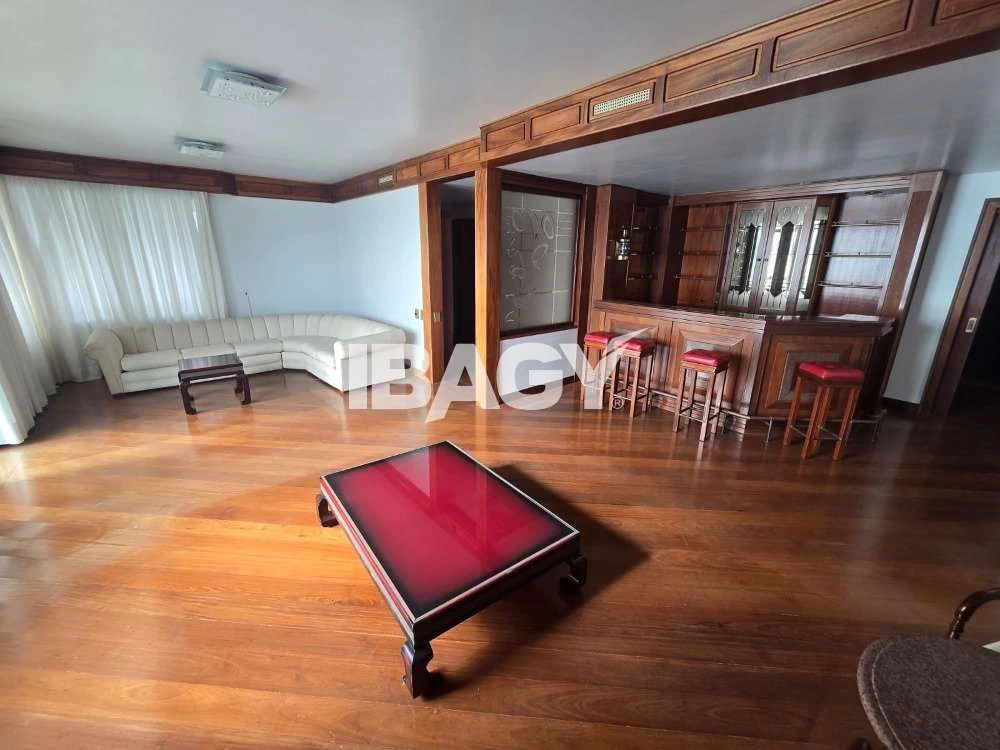 512 m² unfurnished apartment with a fully glazed balcony — photo 3