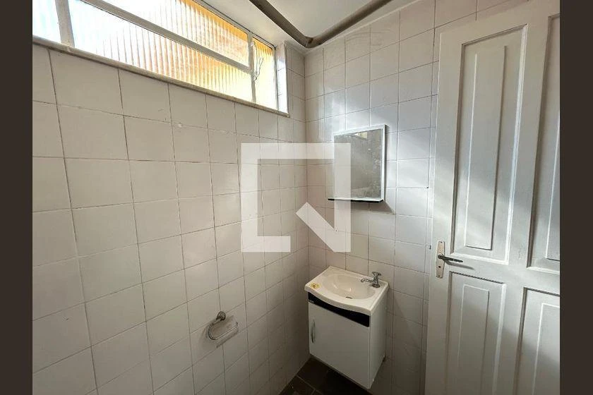 Balcony with a grill in a one-bedroom house, 62 m² — photo 13