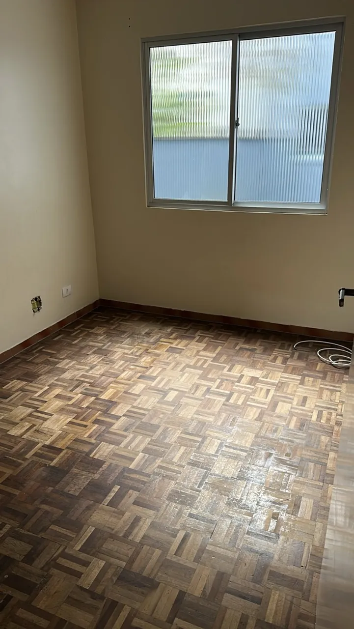 Wood or laminate floors in a 3-bedroom apartment, 90 m² — photo 3
