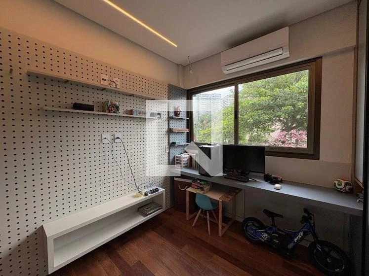 2-bedroom apartment with a glass-enclosed balcony — photo 3
