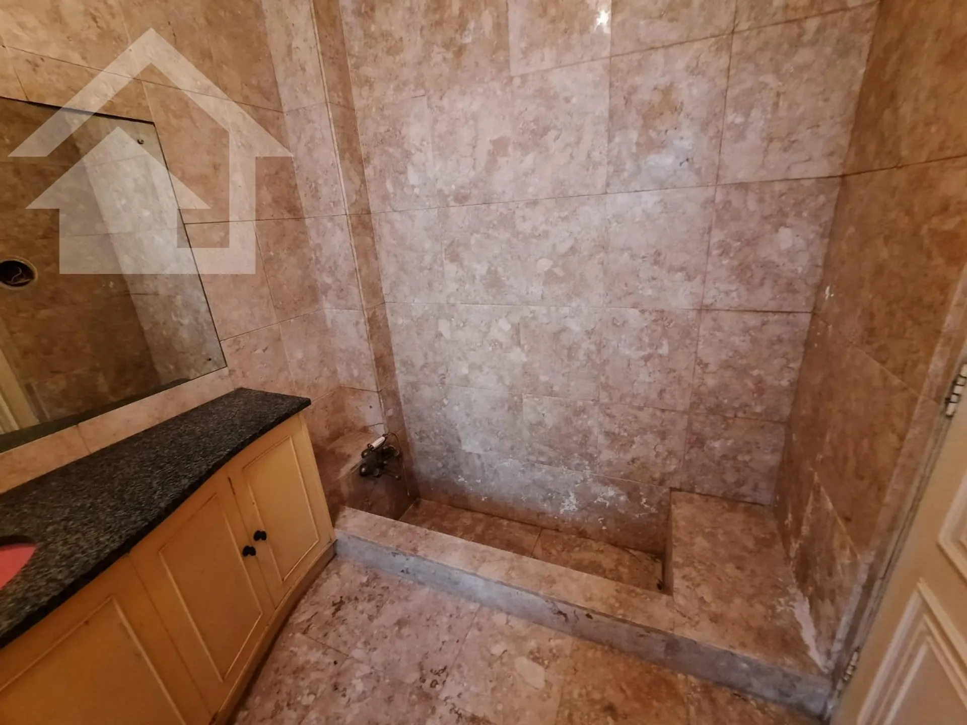 525 m² apartment with a home office and a bathtub — photo 44