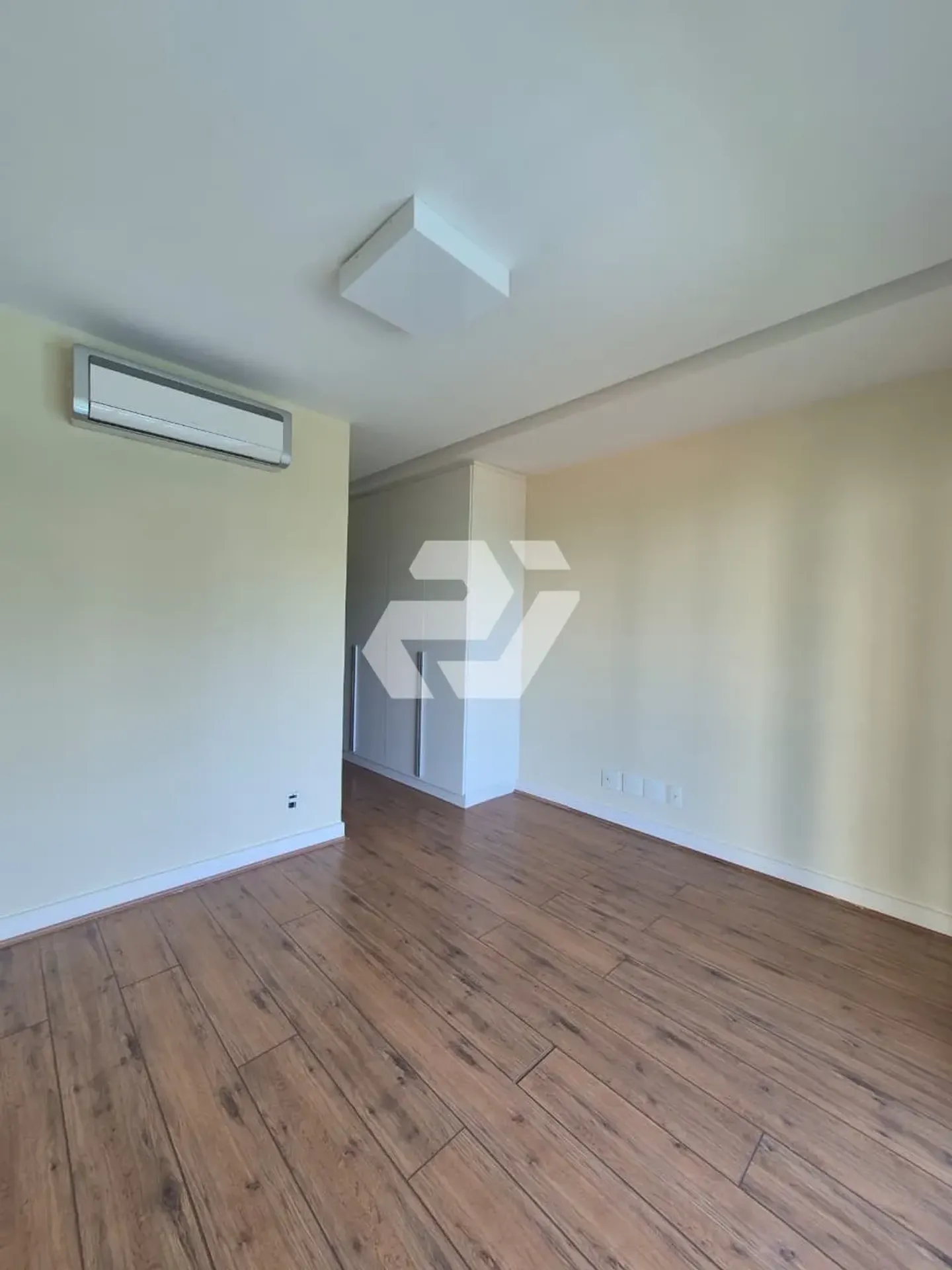 Apartment with 4 en-suite bedrooms and private garden — photo 4