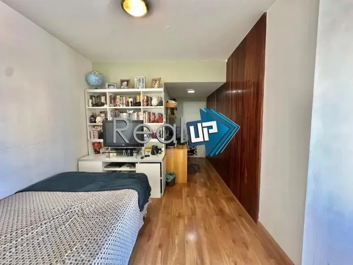 Apartamento com varanda de vidro e 4 quartos — photo 25
