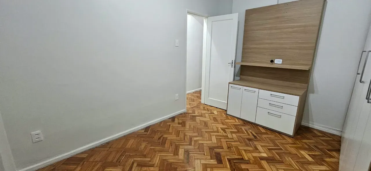 Apartamento de 2 quartos com piso de madeira ou laminado — photo 3