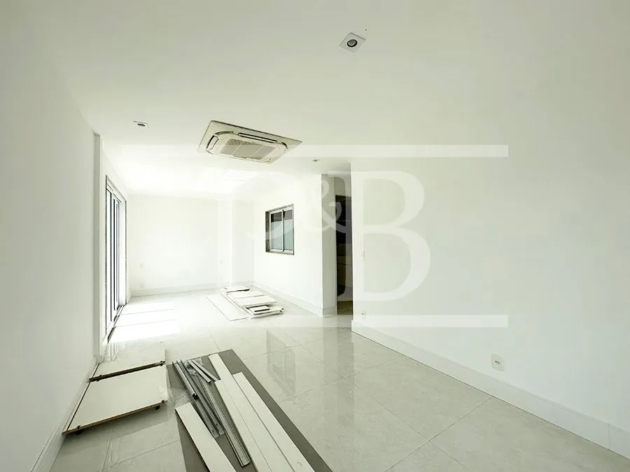 4-bedroom apartment with an enclosed glass balcony — photo 22