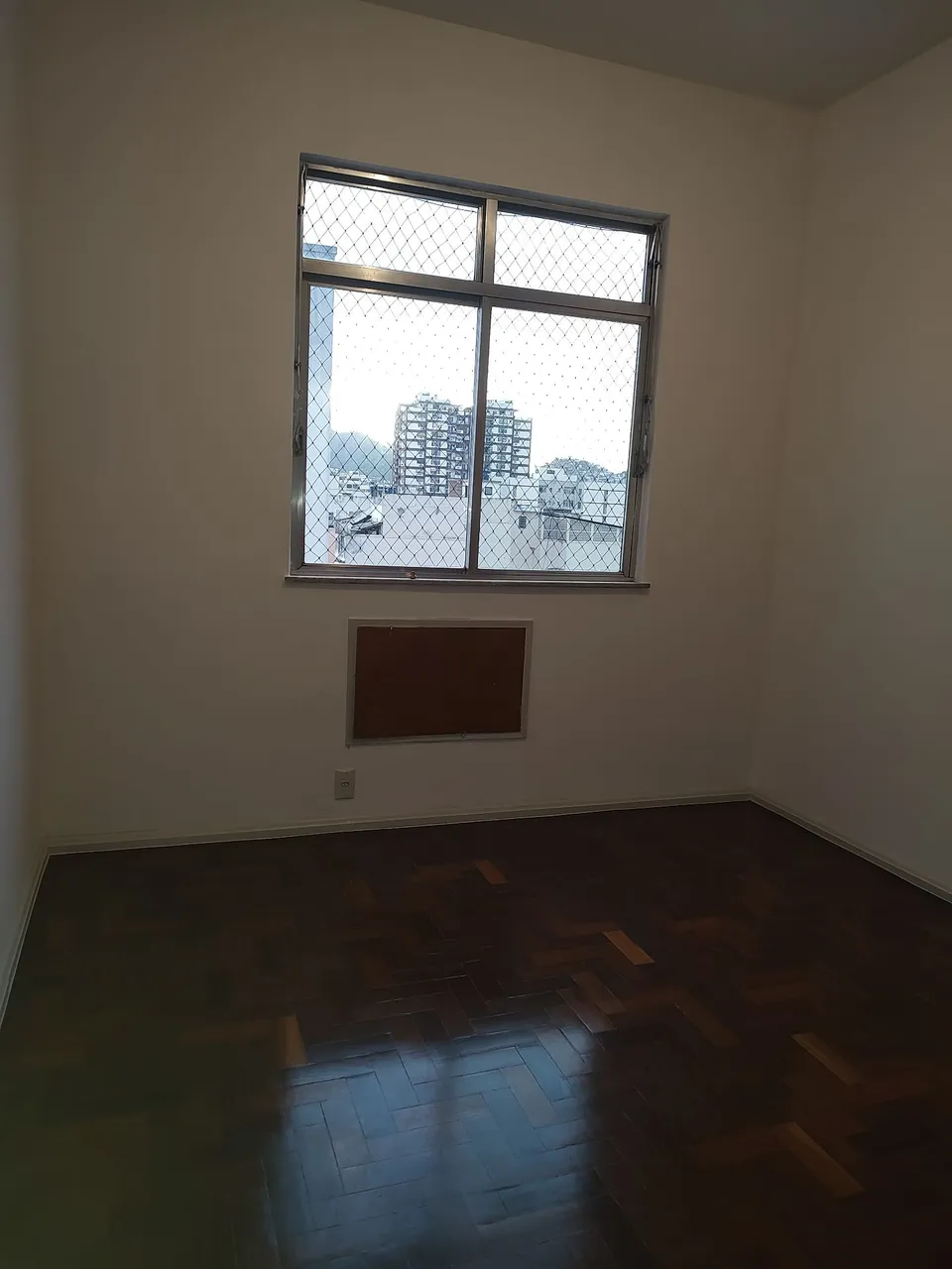 Apartamento de 2 quartos com piso de madeira ou laminado — photo 10