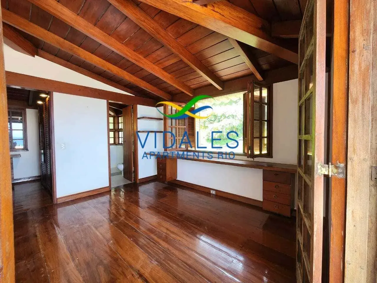 House with 4 bedrooms and 5 bathrooms plus outdoor areas — photo 26