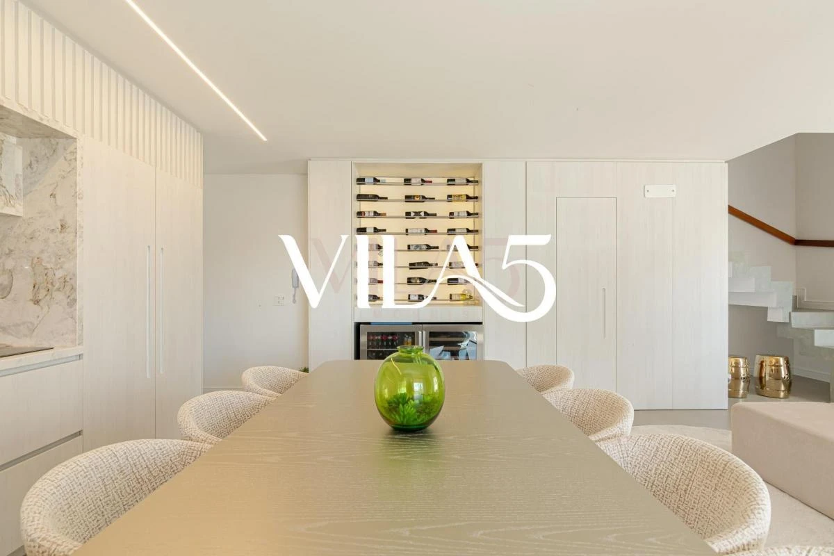 Furnished apartment, 195 m², with a glass-enclosed balcony — photo 12
