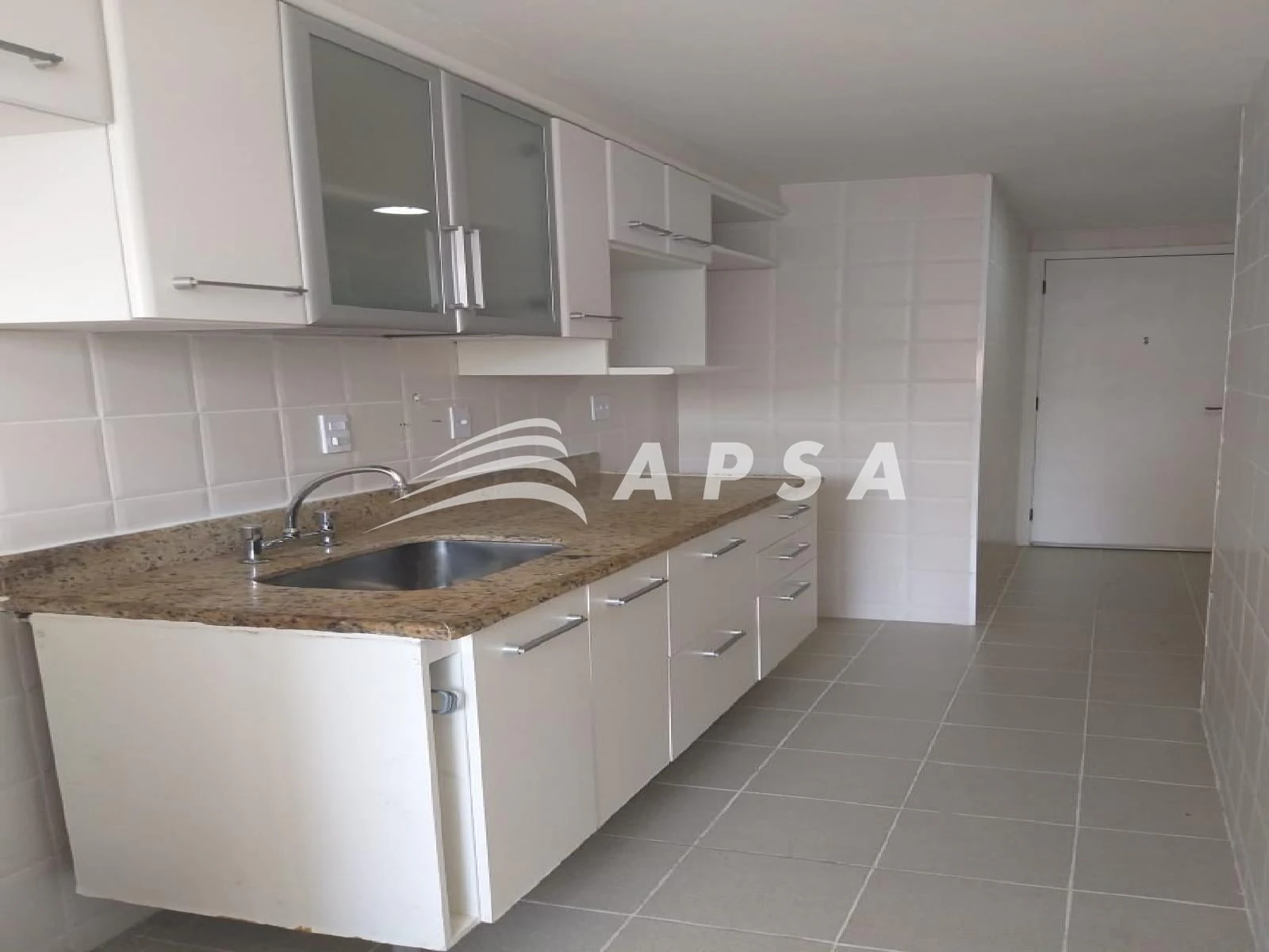 Furnished apartment, 99 m², with a glass-enclosed balcony — photo 7