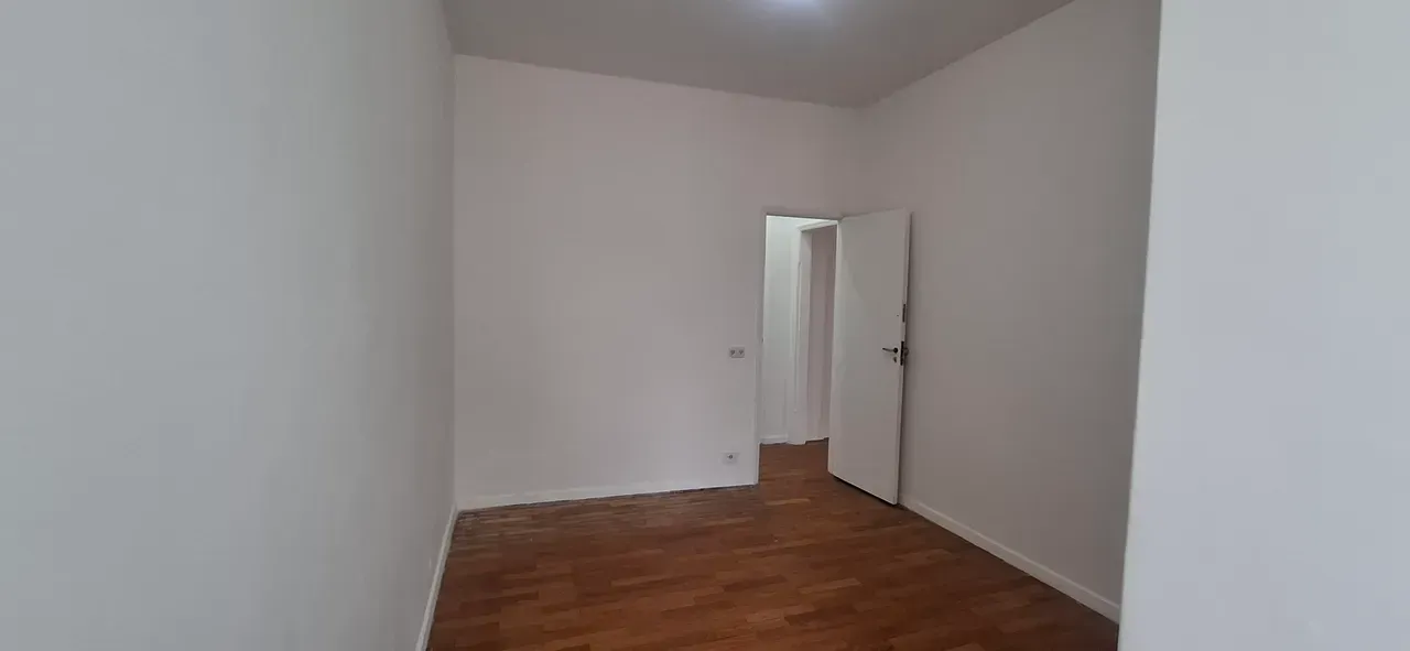 Wood or laminate floors in a 2-bedroom apartment, 68 m² — photo 6