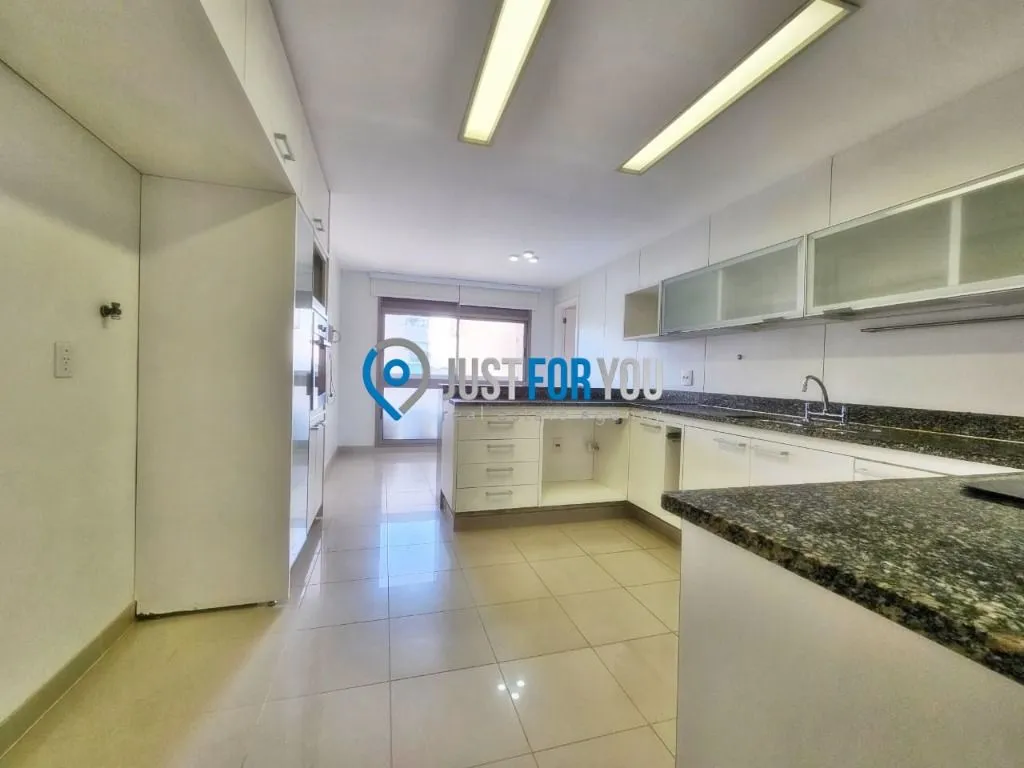 4-bedroom apartment with 233 m² and 5 bathrooms — photo 4