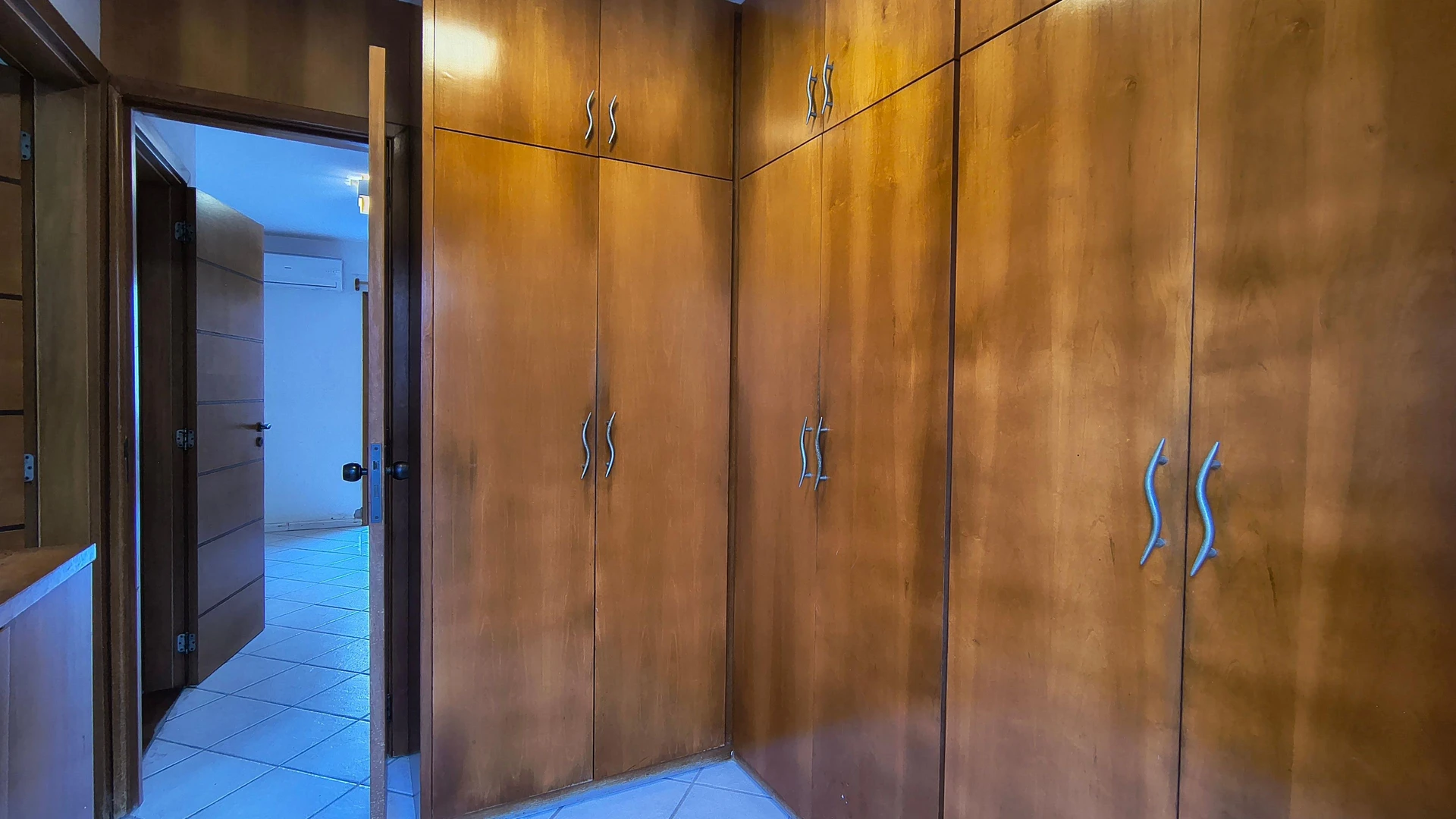 Condo house with balcony and 3 en-suite bedrooms — photo 24