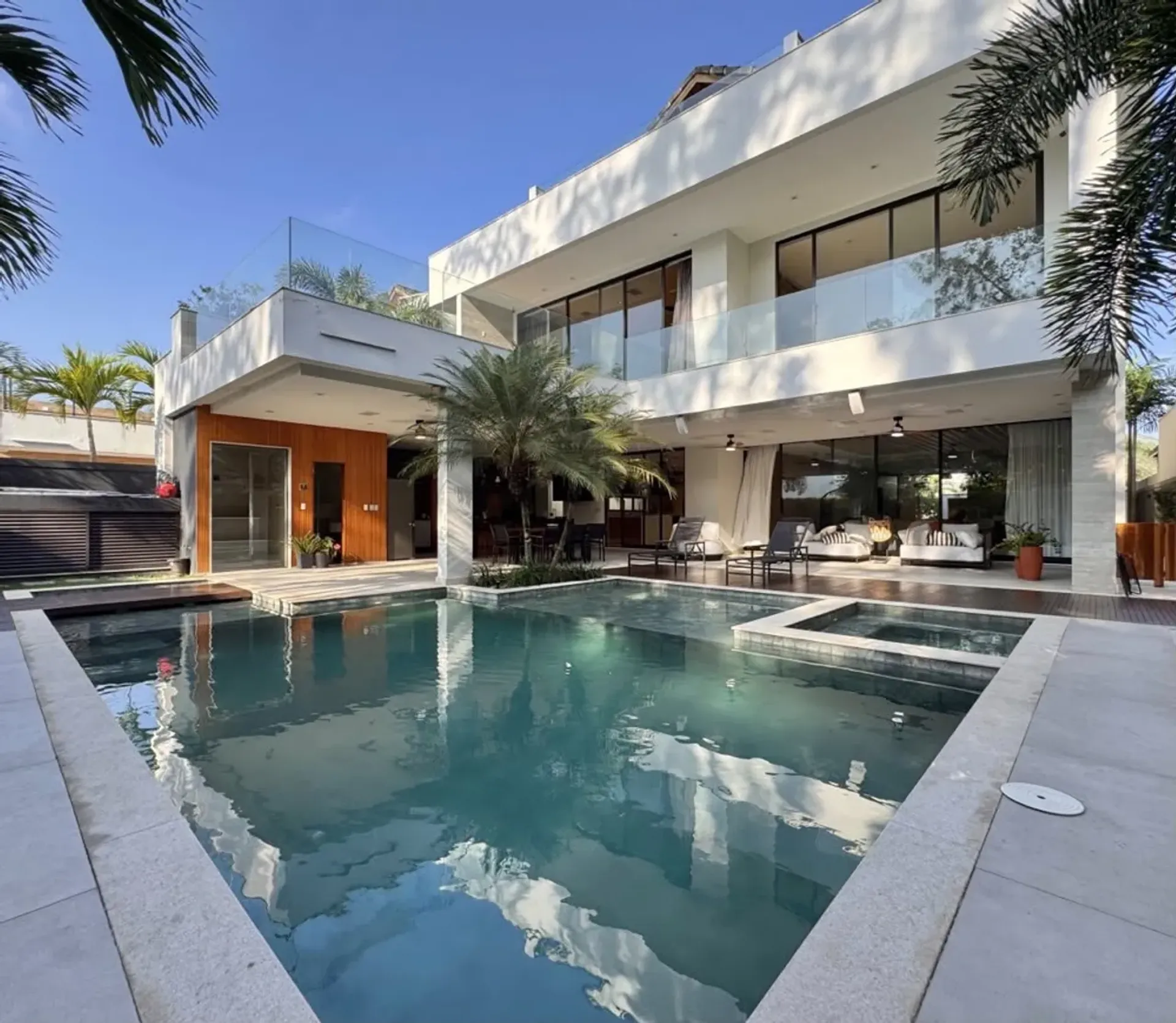 Furnished house, 800 m², with floor-to-ceiling windows — photo 5