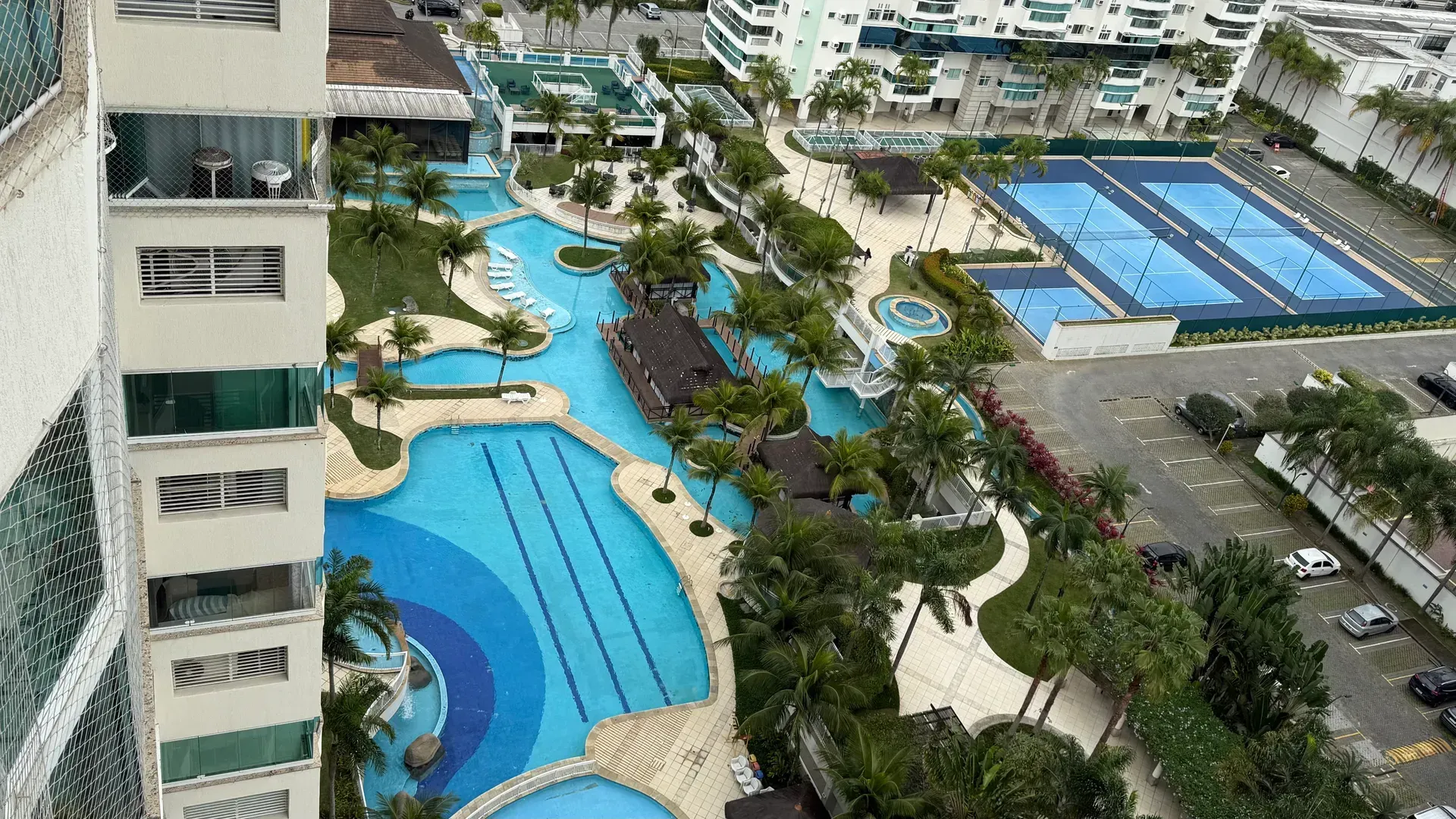 Glass-enclosed balcony in a 3-bedroom apartment, 93 m²