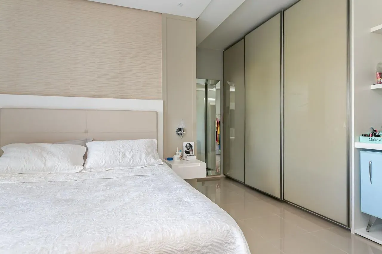 3-bedroom apartment in a building with a gym — photo 4