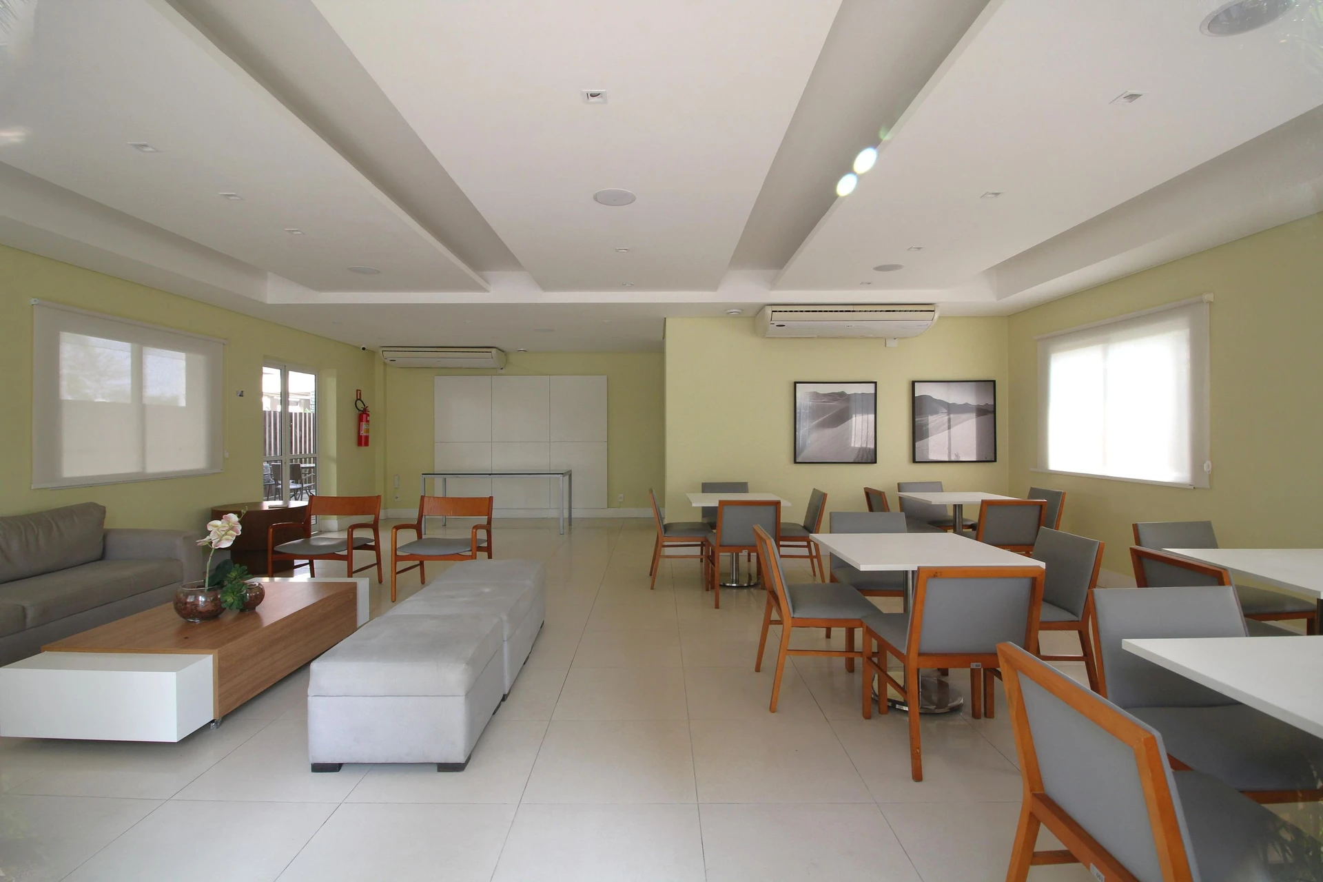 Rental apartment with 2 bedrooms and a condo pool
