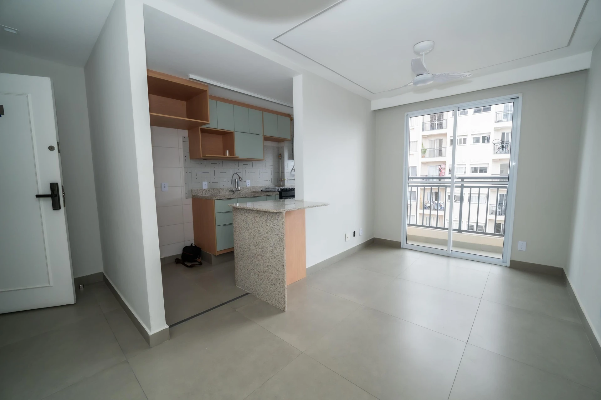 2-bedroom apartment in a building with a gym — photo 2