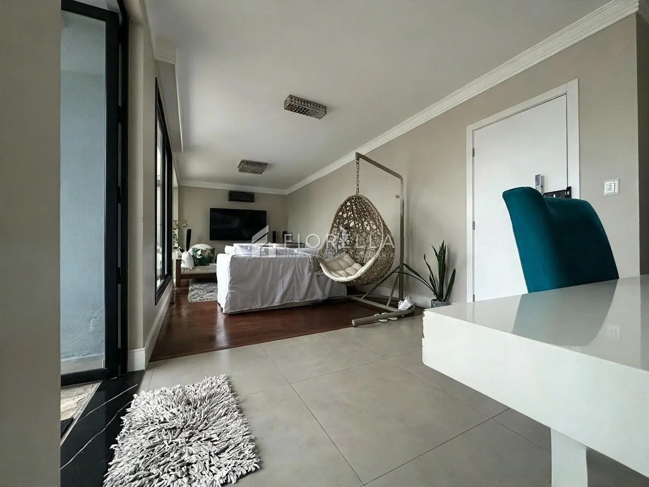 Furnished apartment, 184 m², with a glass-enclosed balcony — photo 17