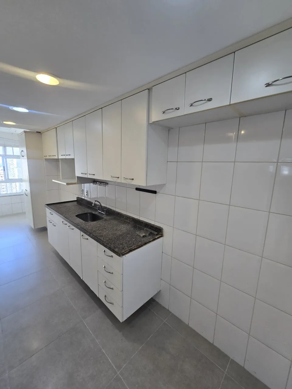 4-bedroom apartment with 3 bathrooms and a balcony — photo 10