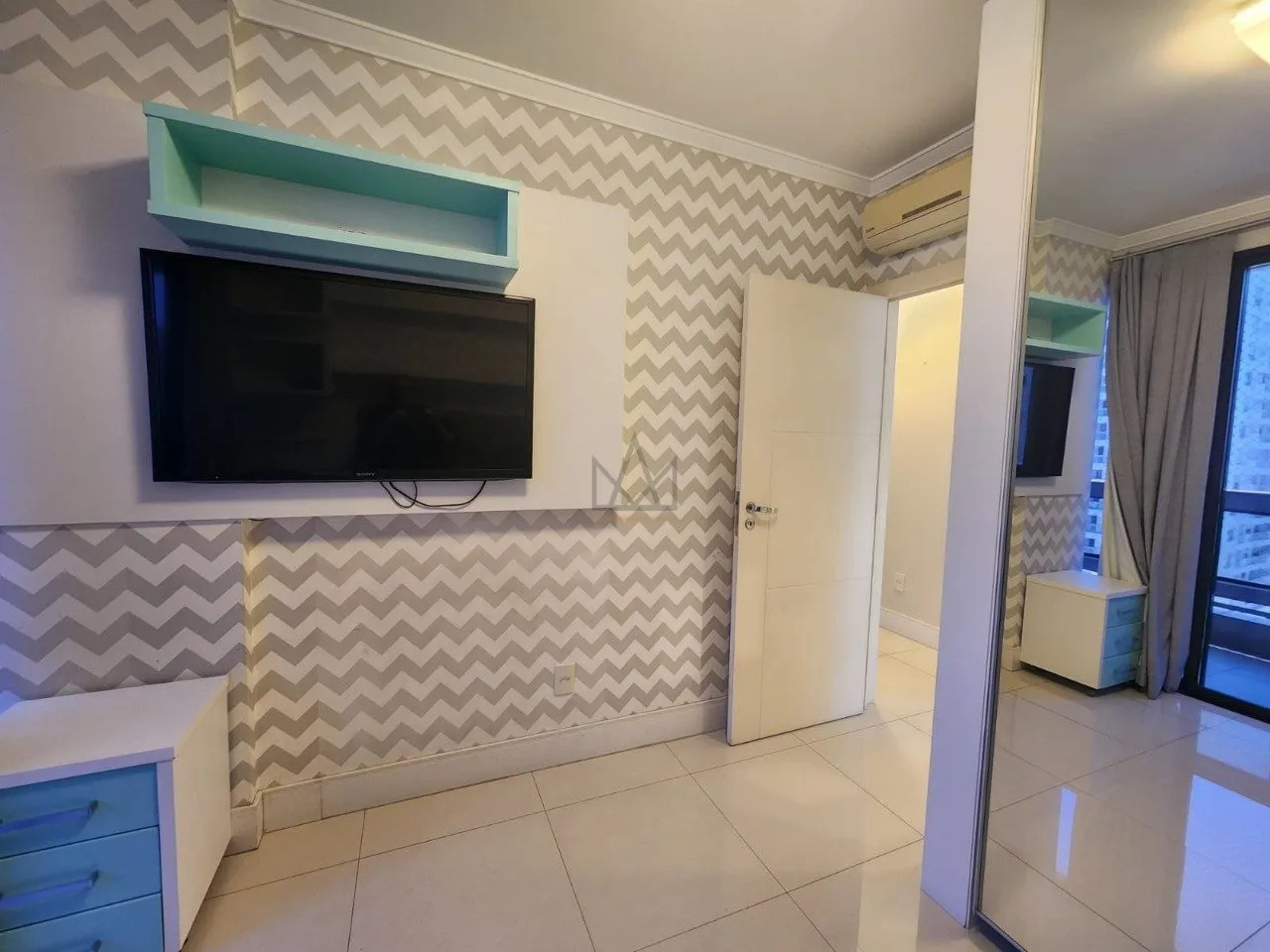 4-bedroom apartment in a building with a gym — photo 8