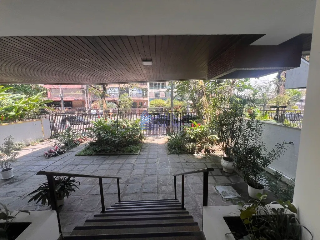 4-bedroom apartment with 5 bathrooms and a balcony — photo 39