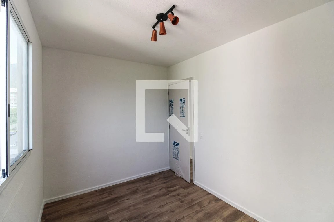 Balcony with a grill in a 2-bedroom apartment, 43 m² — photo 28