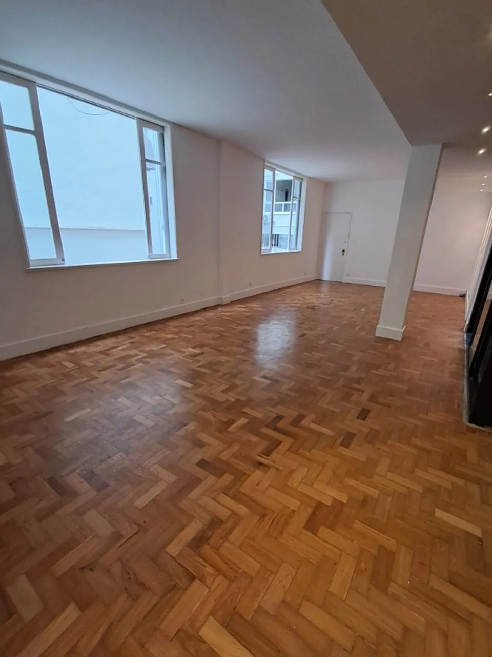 Деревянный пол или ламинат и 3 спальни: квартира 144 м² — photo 7