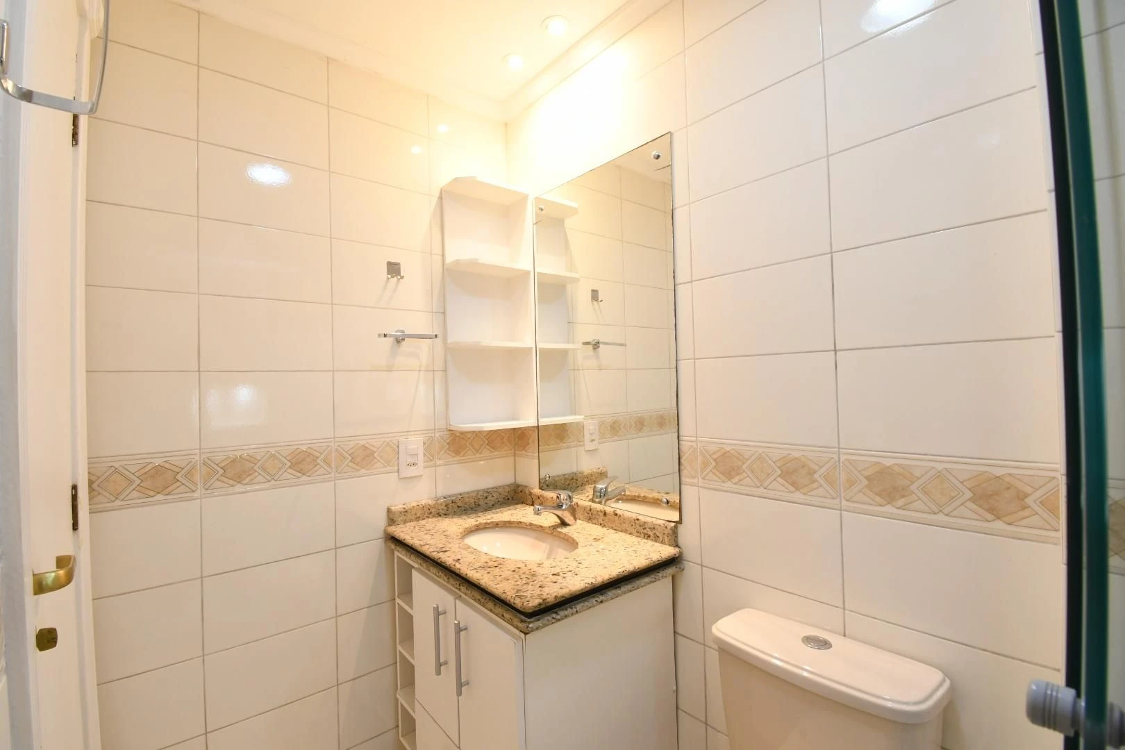 3-bedroom apartment in a building with a gym — photo 32