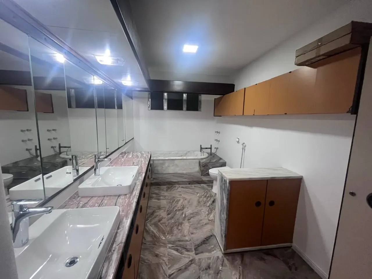 Apartment with a closed-off kitchen and room to work — photo 21