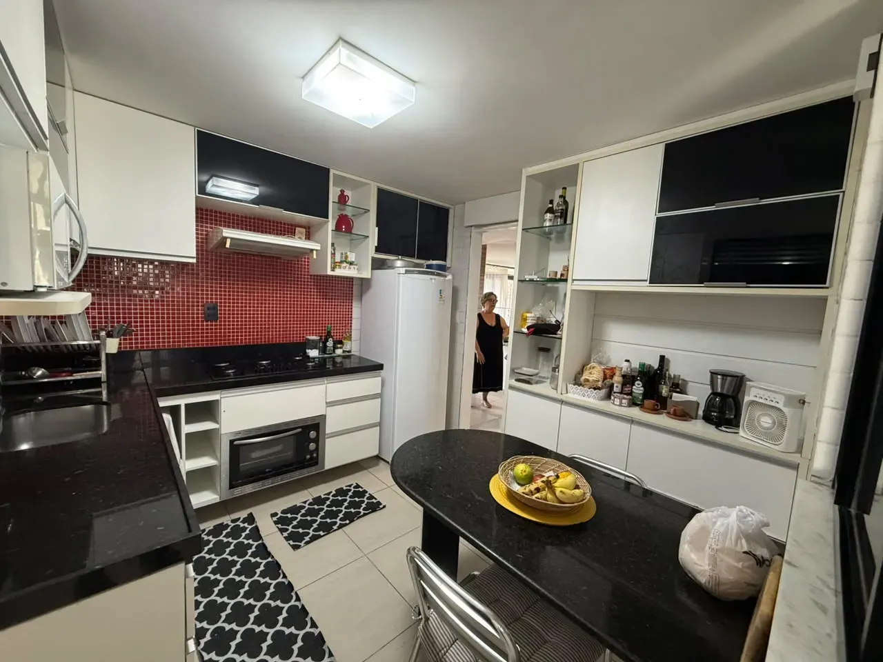 One-bedroom apartment in a building with a pool