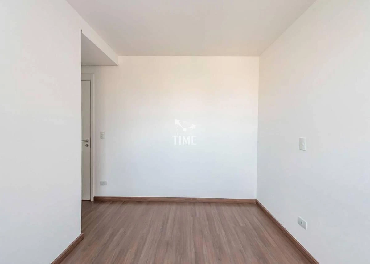 Wood or laminate floors in a 3-bedroom apartment, 69 m² — photo 43