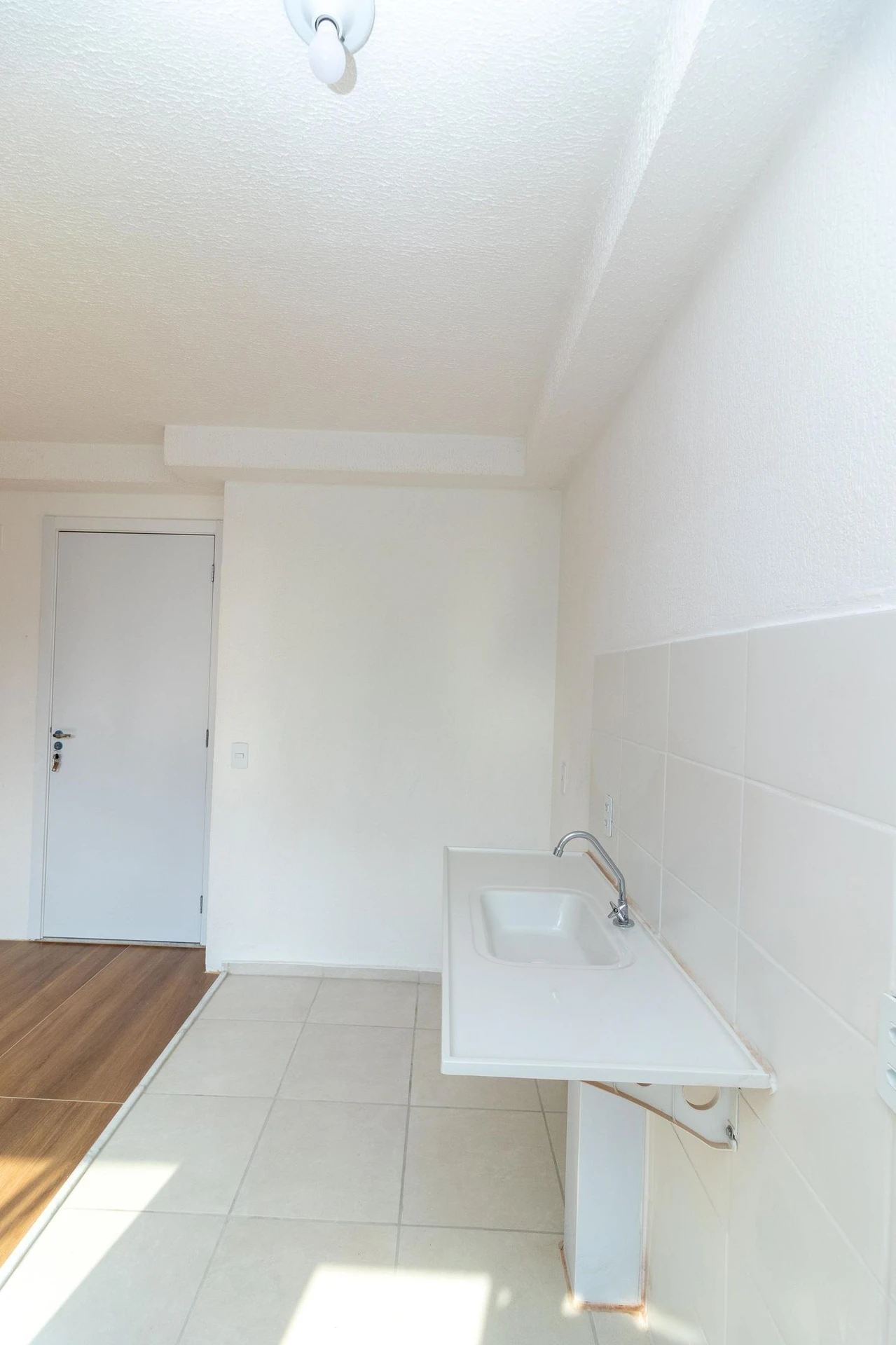 One-bedroom apartment in a building with a gym — photo 14