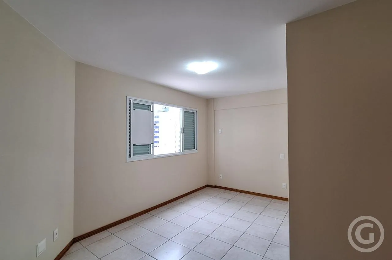4-bedroom apartment with an enclosed balcony grill — photo 12