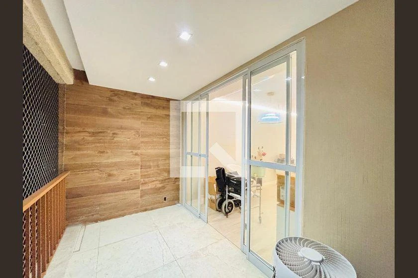Walk-in closet in a 3-bedroom apartment, 120 m² — photo 33