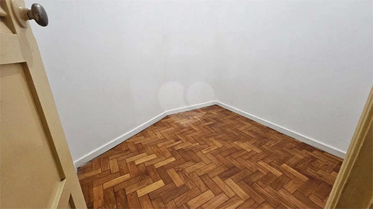 Wood or laminate floors in a 2-bedroom apartment, 58 m² — photo 15