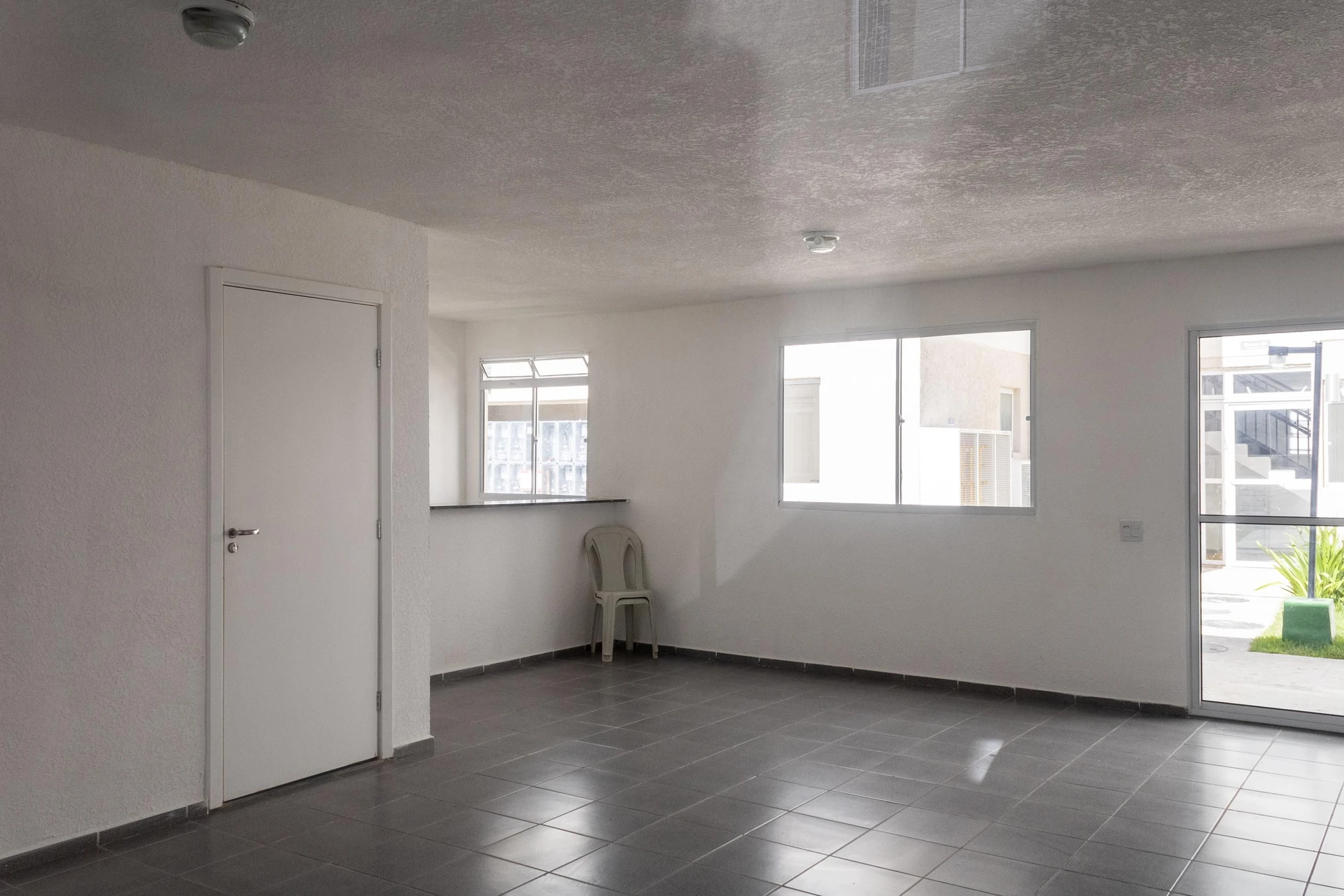 Rental apartment with 2 bedrooms and built-in balcony grill