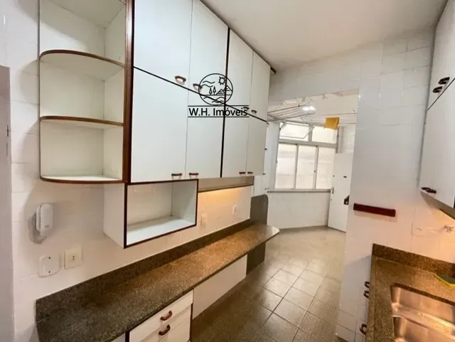 3-bedroom apartment with wood or laminate floors — photo 6