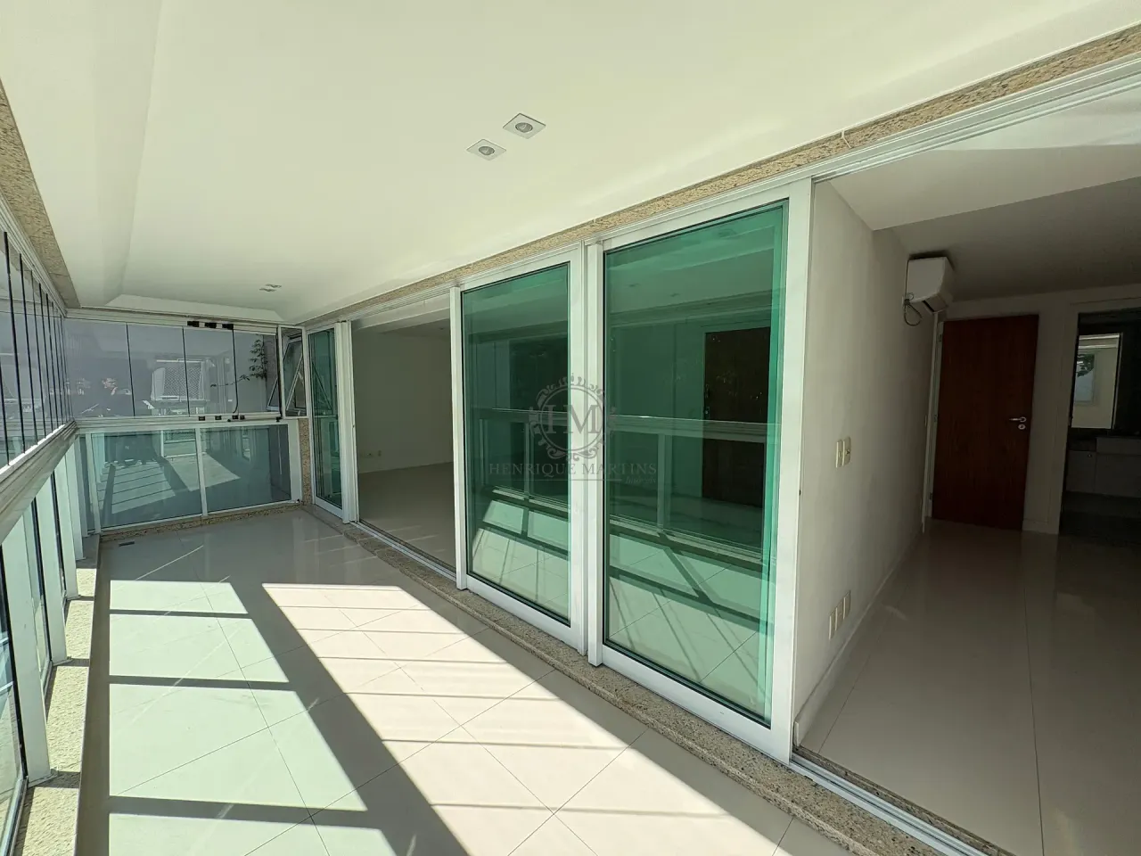 4-bedroom apartment with enclosed glass balcony — photo 18